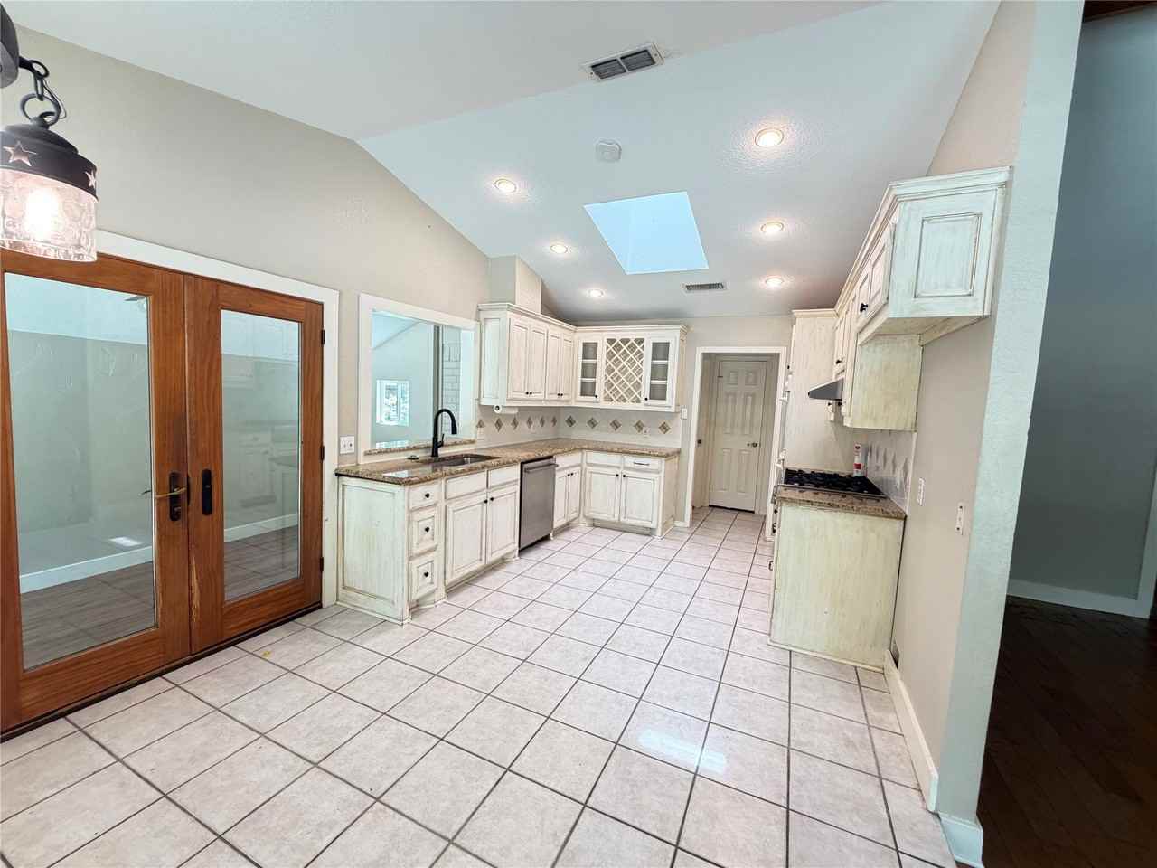 1203 Oakwood Trl - Photo 7 of 19