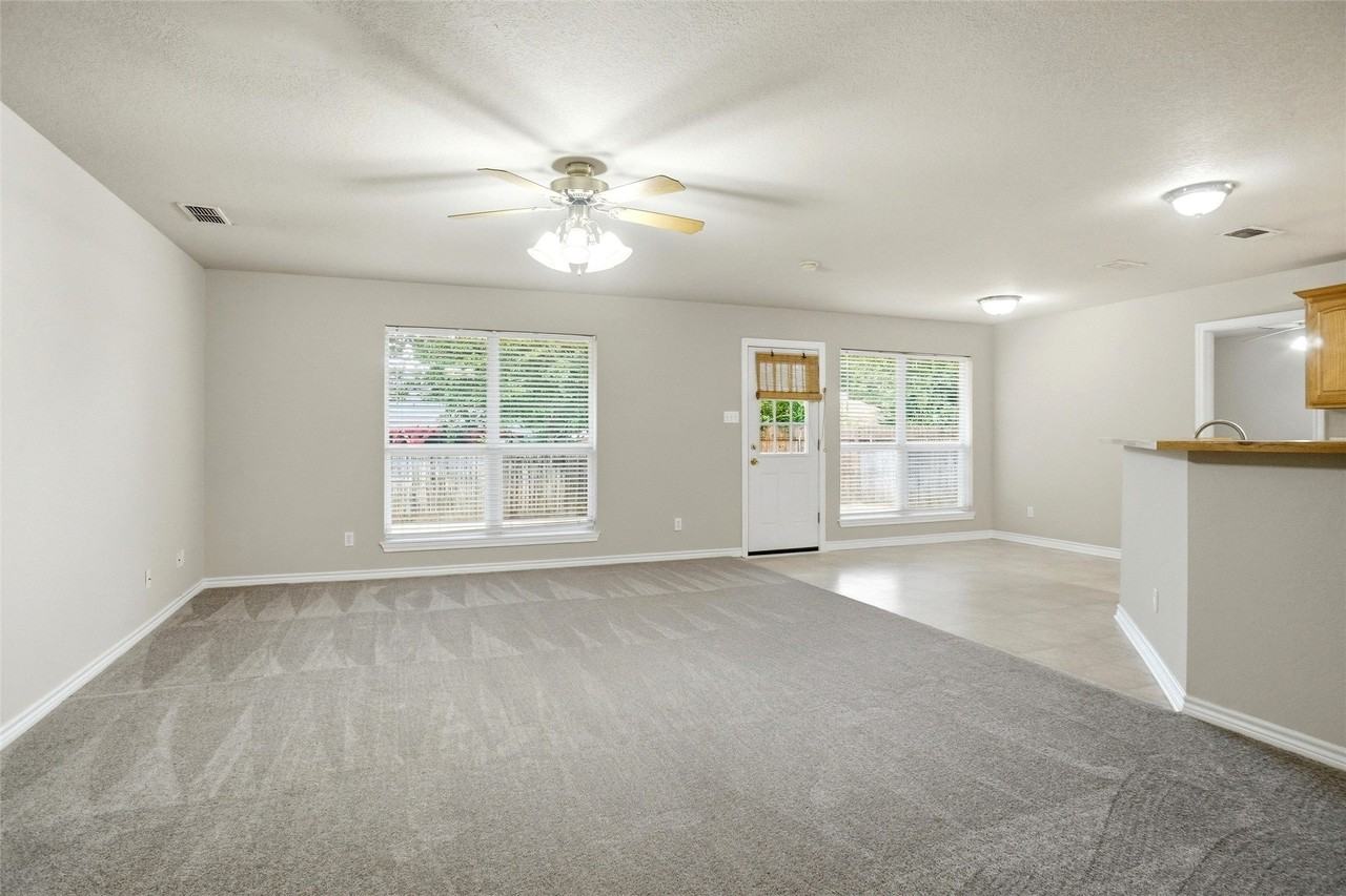 612 N Avenue C - Photo 2 of 16
