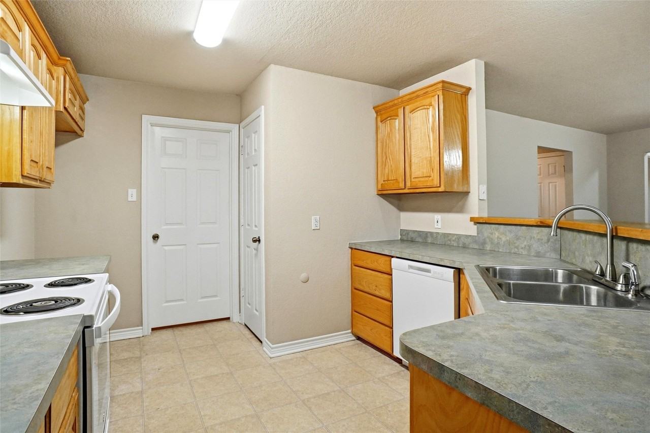 612 N Avenue C - Photo 4 of 16