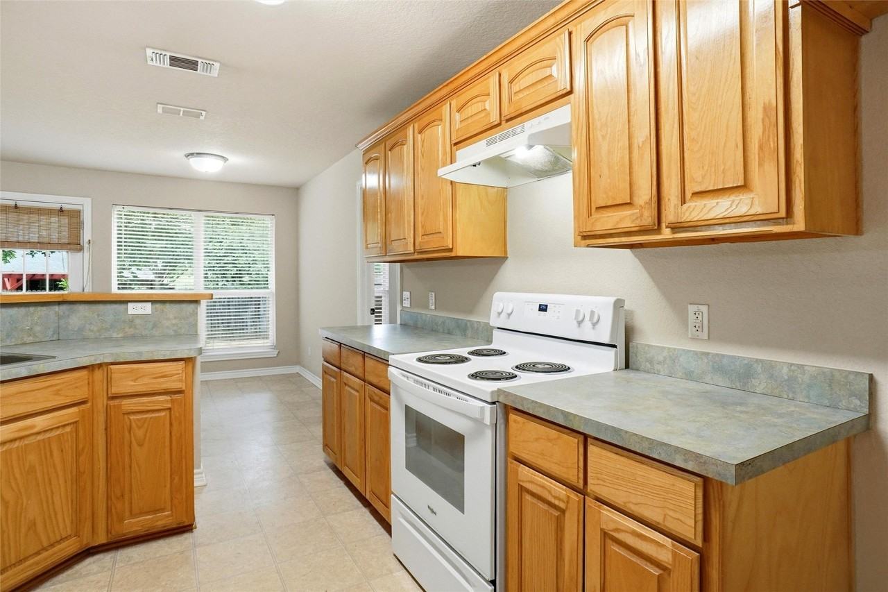 612 N Avenue C - Photo 6 of 16