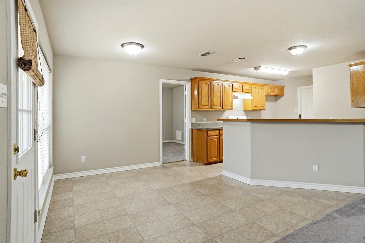 612 N Avenue C - Photo 7 of 16
