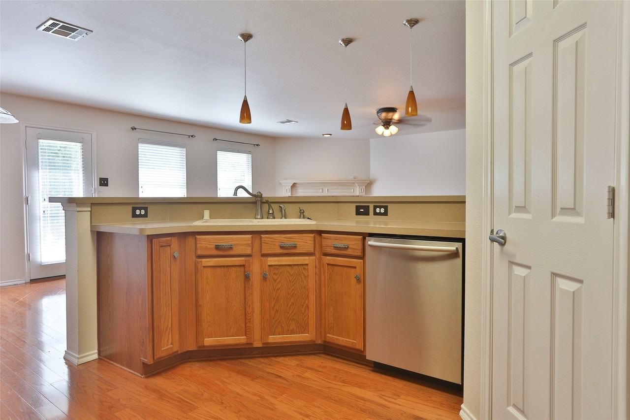 809 Robbin Cir - Photo 5 of 23