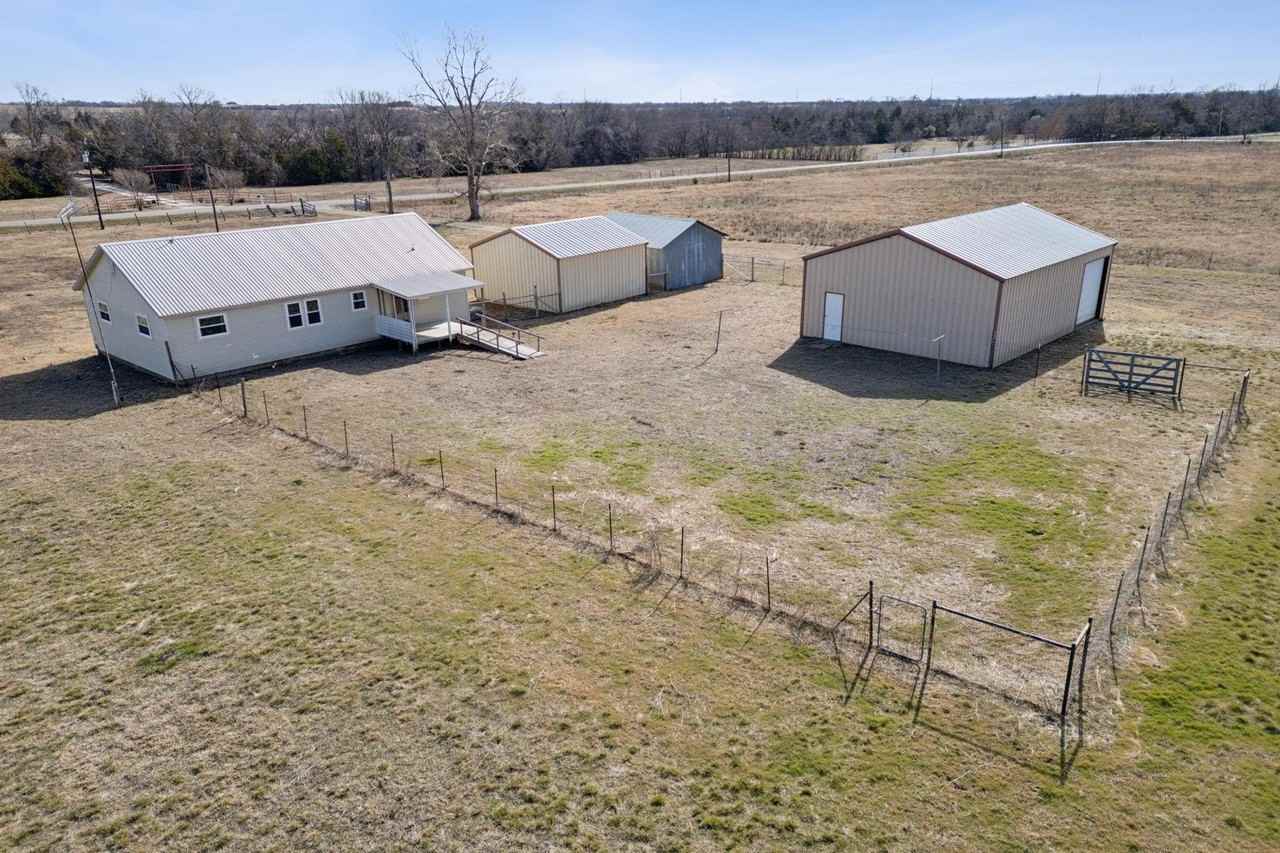 4304 County Road 171 - Photo 4 of 31