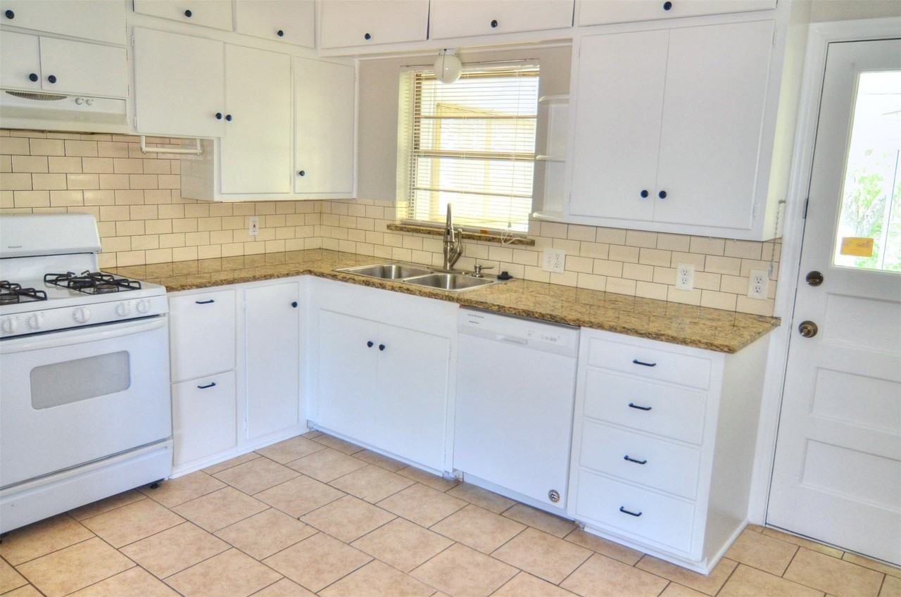 11015 Visalia Dr - Photo 2 of 10