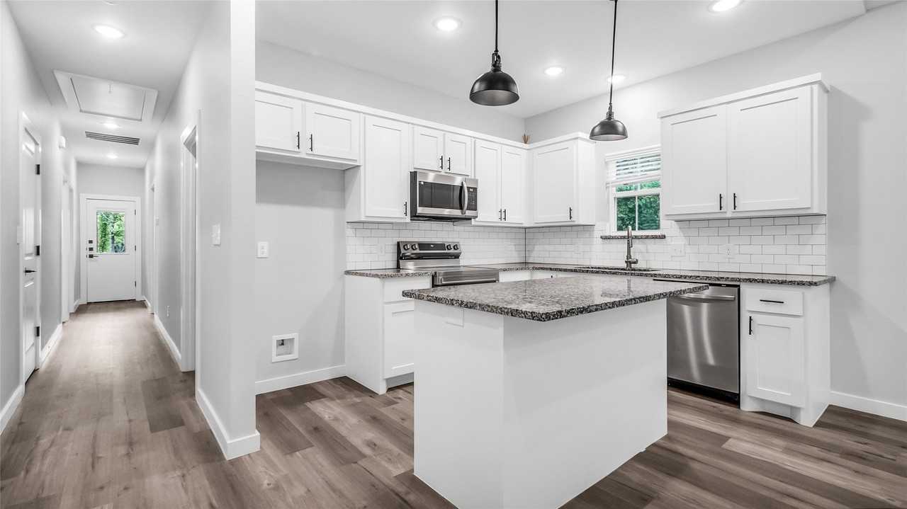 716 E Chestnut St - Photo 7 of 26