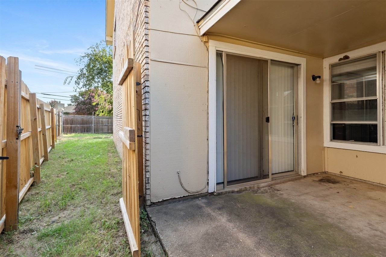 2806 Spring Valley Dr - Photo 3 of 23