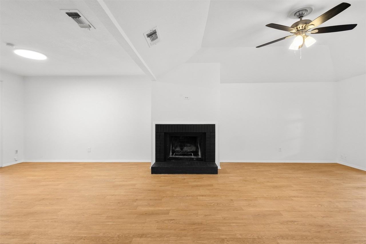 2806 Spring Valley Dr - Photo 4 of 23