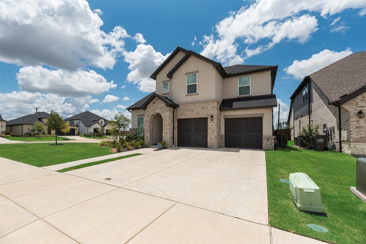 2059 Wimberley Dr - Photo 2 of 33