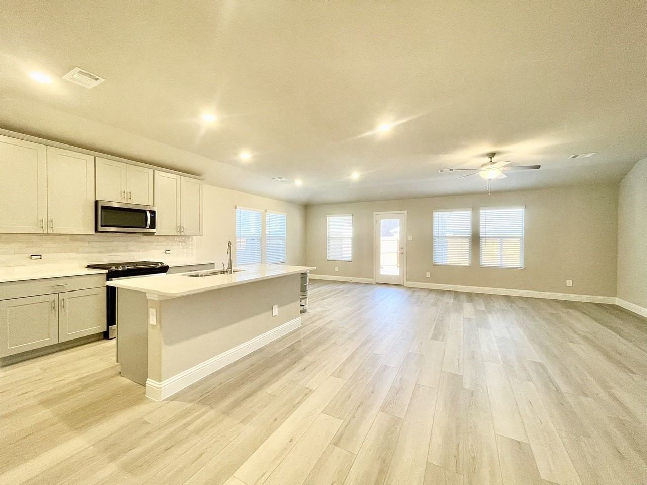 1203 Mahogany Dr - Photo 4 of 32