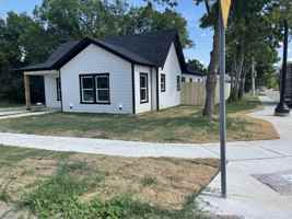 featured image of 1302 E Humbolt St