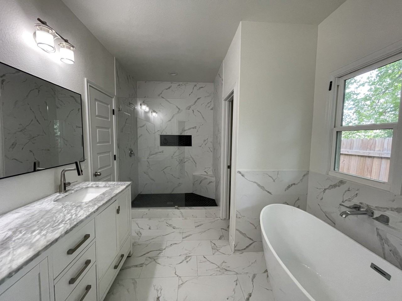 1302 E Humbolt St - Photo 5 of 9