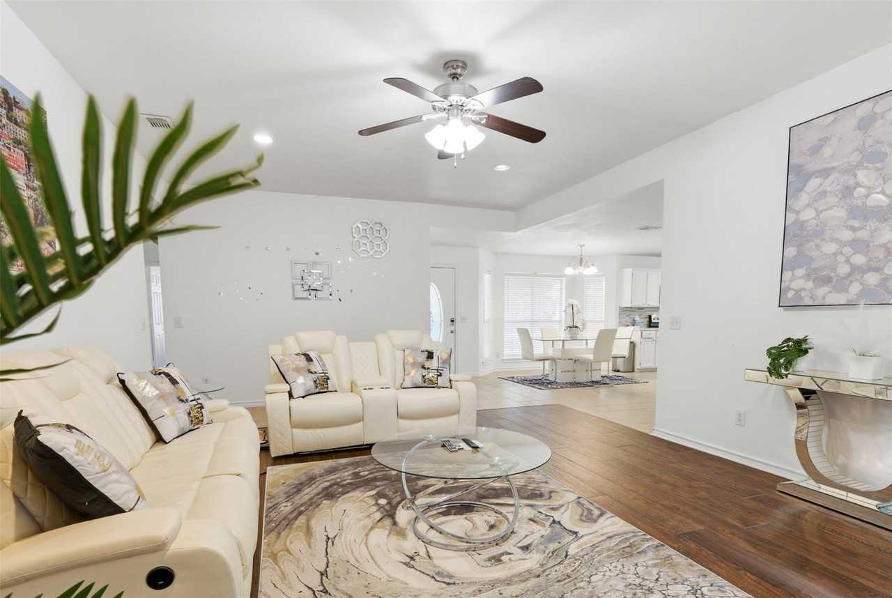 1507 River Hill Dr - Photo 3 of 21