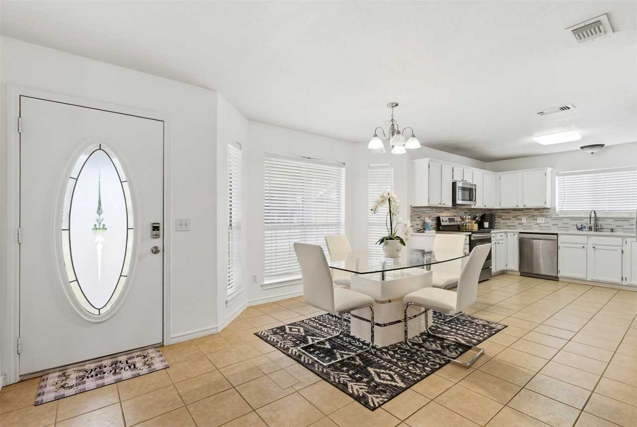 1507 River Hill Dr - Photo 4 of 21