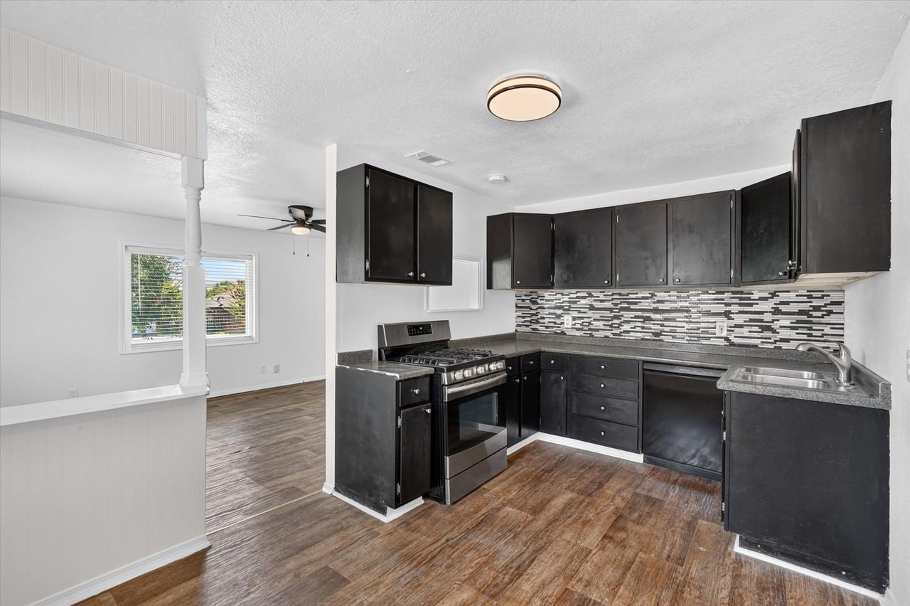 815 Wilson Dr - Photo 4 of 29