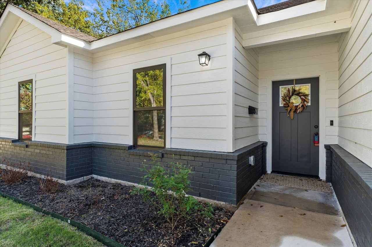 3907 Simonds St - Photo 4 of 29