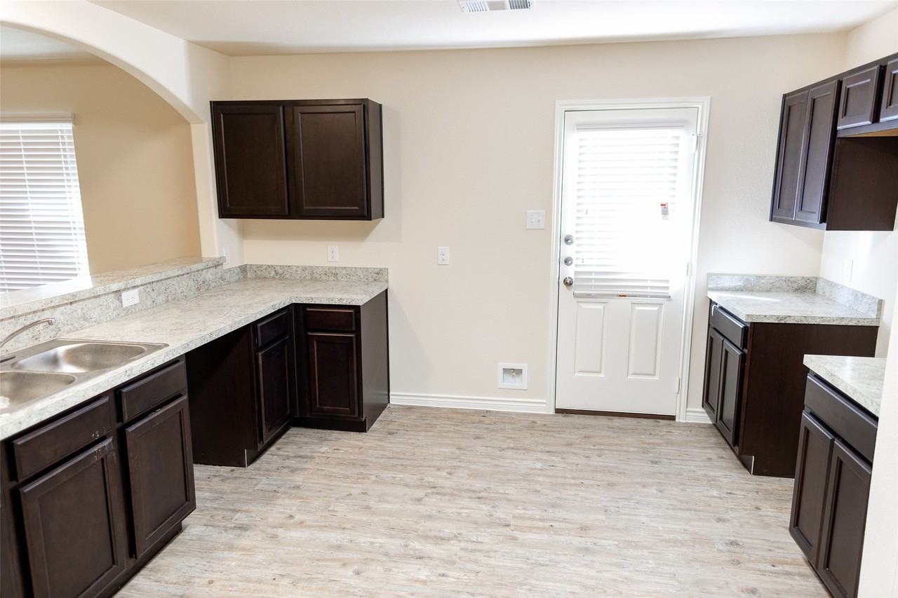 1607 Dove Cir - Photo 3 of 16