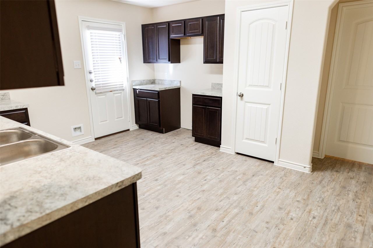 1607 Dove Cir - Photo 4 of 16