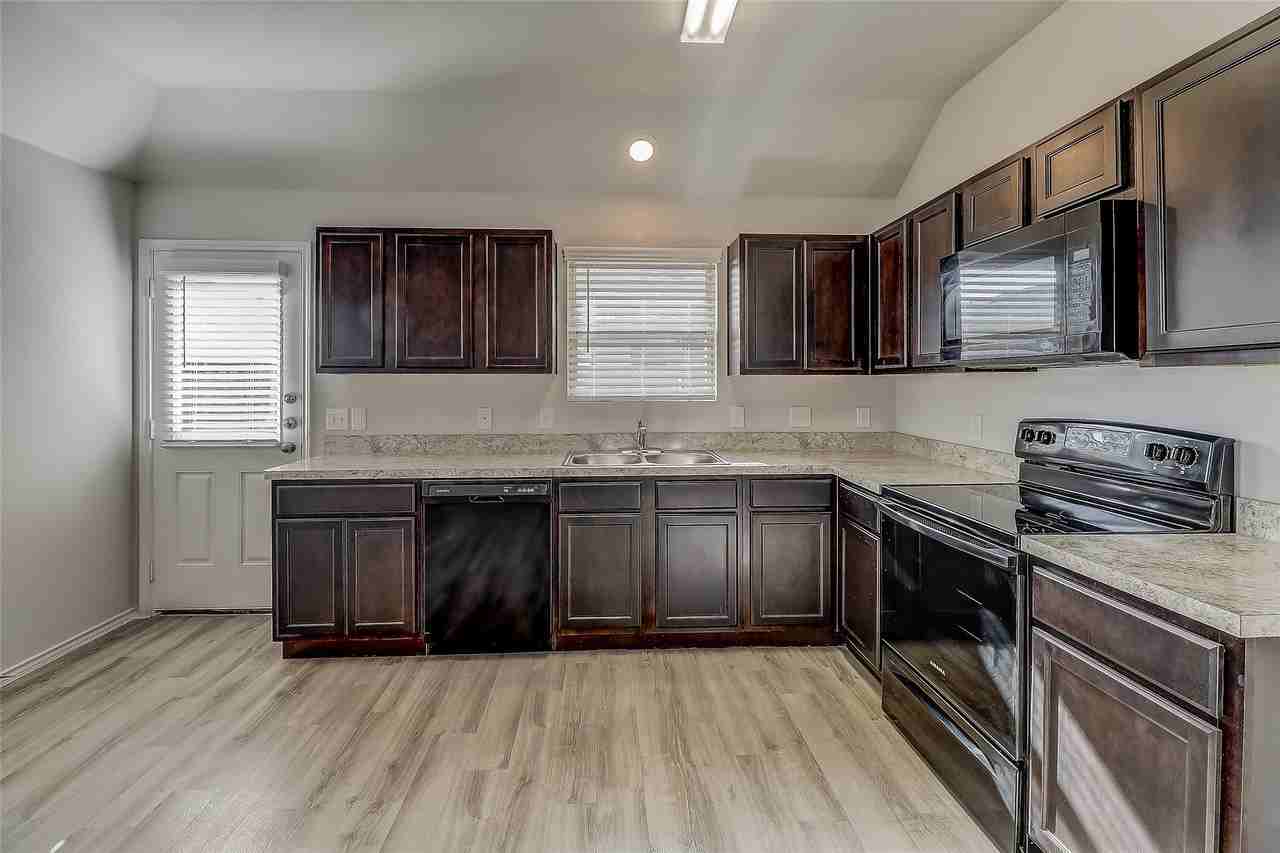 1601 Oriole St - Photo 4 of 17