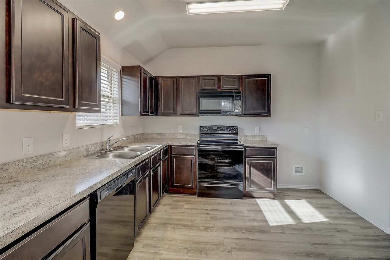 1601 Oriole St - Photo 5 of 17