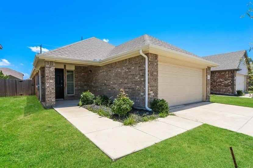 1607 Mark Ln - Photo 2 of 15