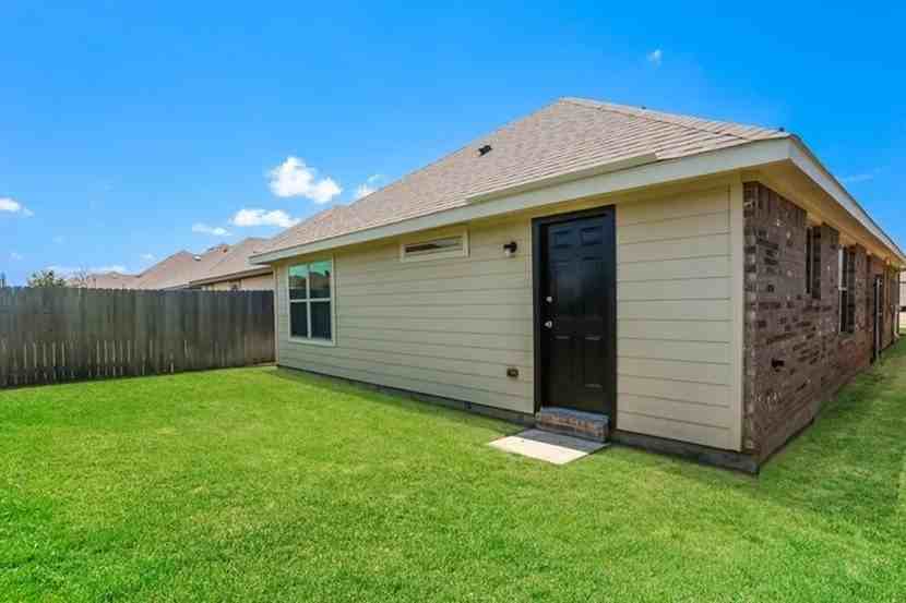 1607 Mark Ln - Photo 3 of 15