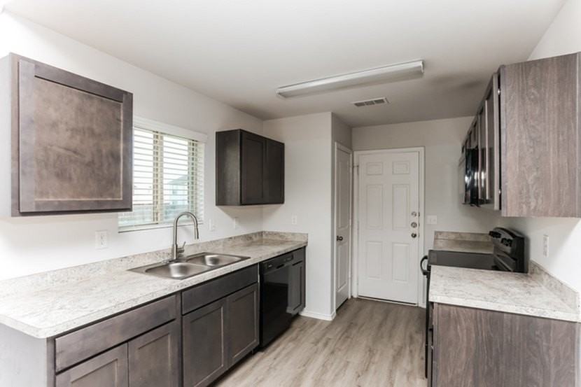 1607 Mark Ln - Photo 4 of 15
