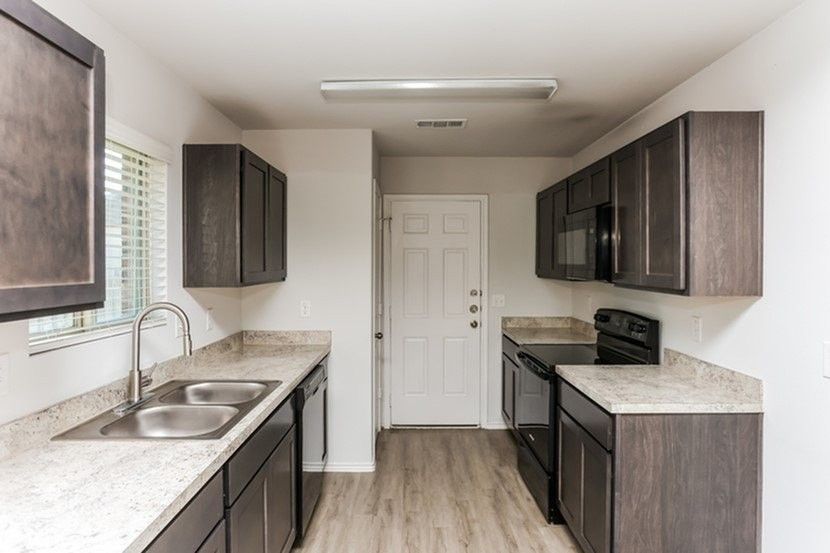 1607 Mark Ln - Photo 5 of 15