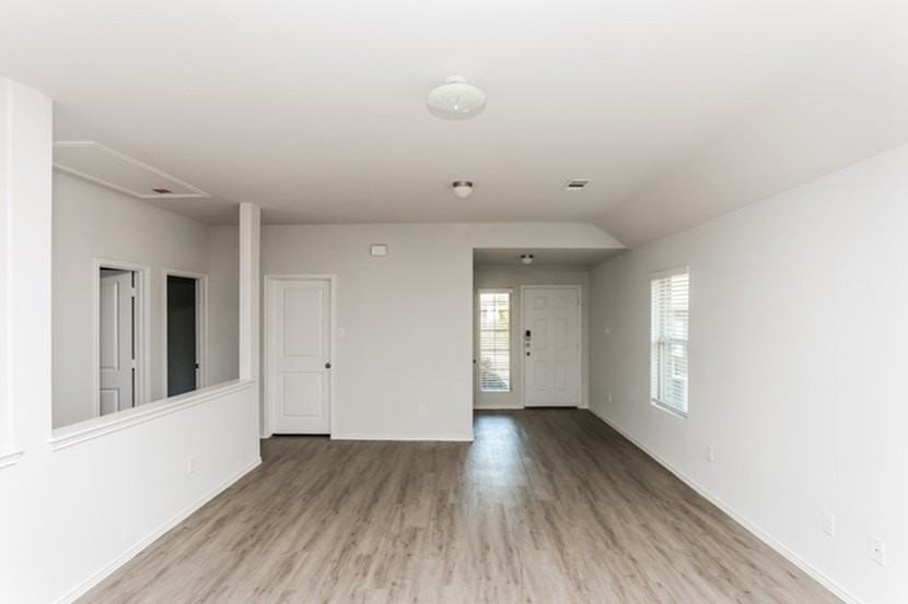 1607 Mark Ln - Photo 7 of 15