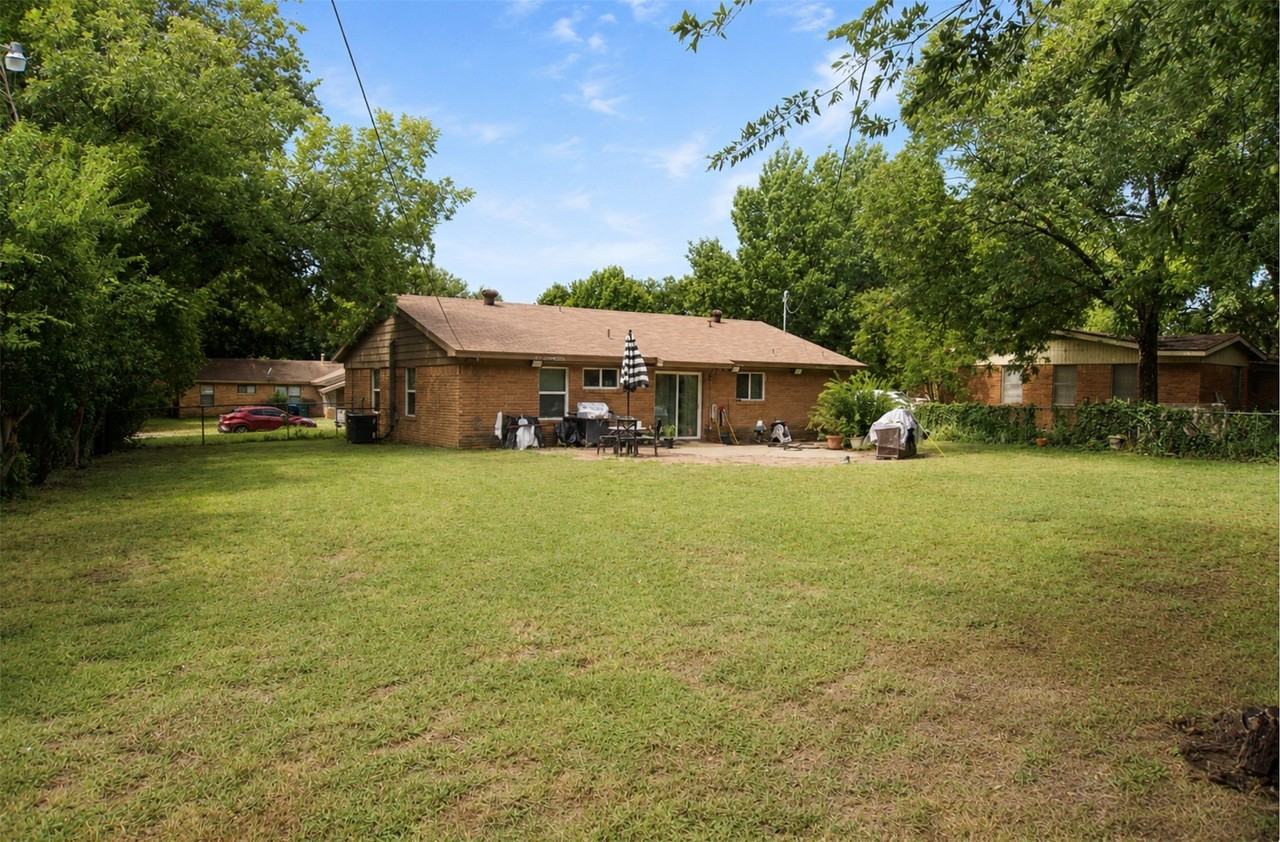8408 Monmouth Dr - Photo 2 of 10