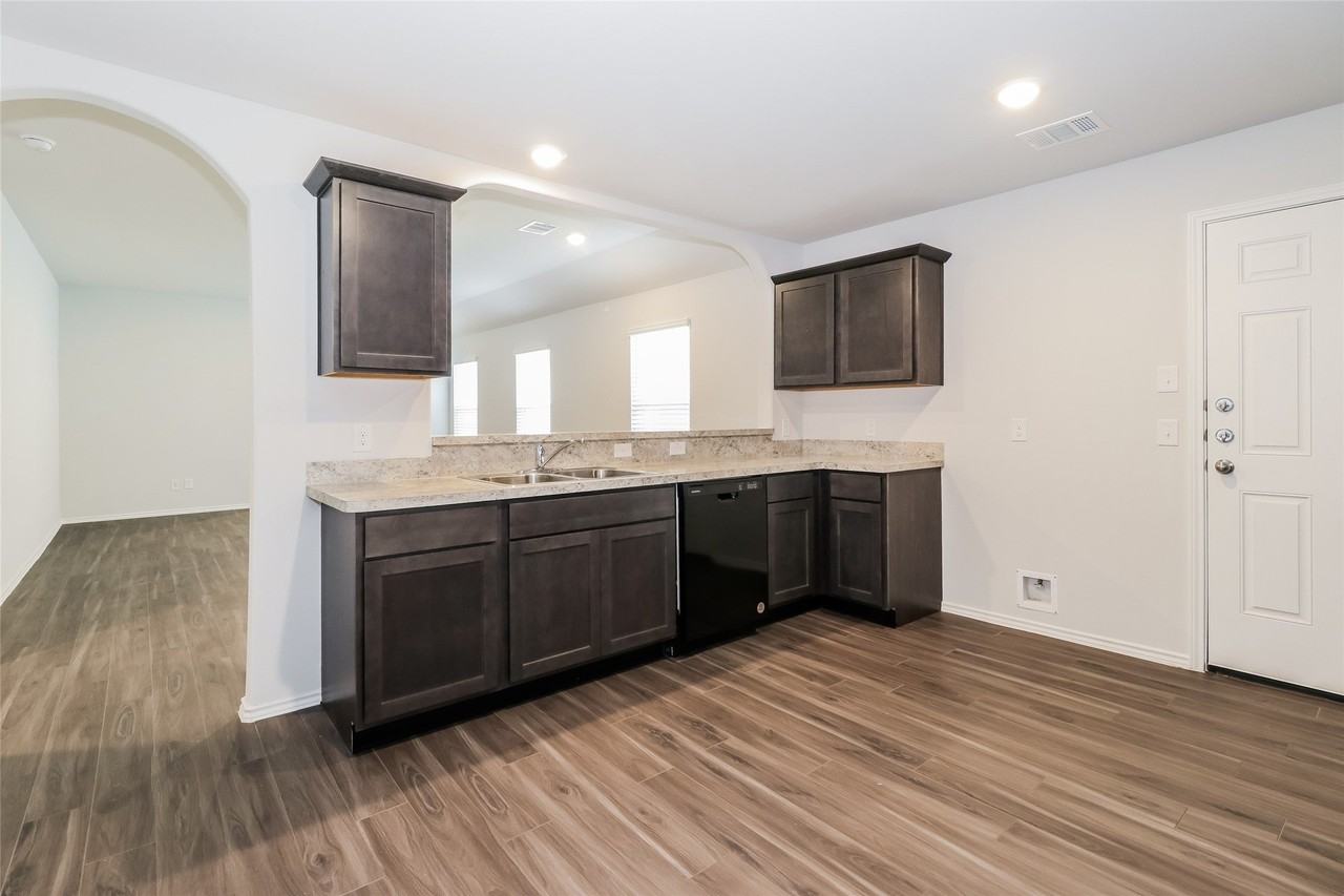 432 Woodhouse Way - Photo 2 of 13
