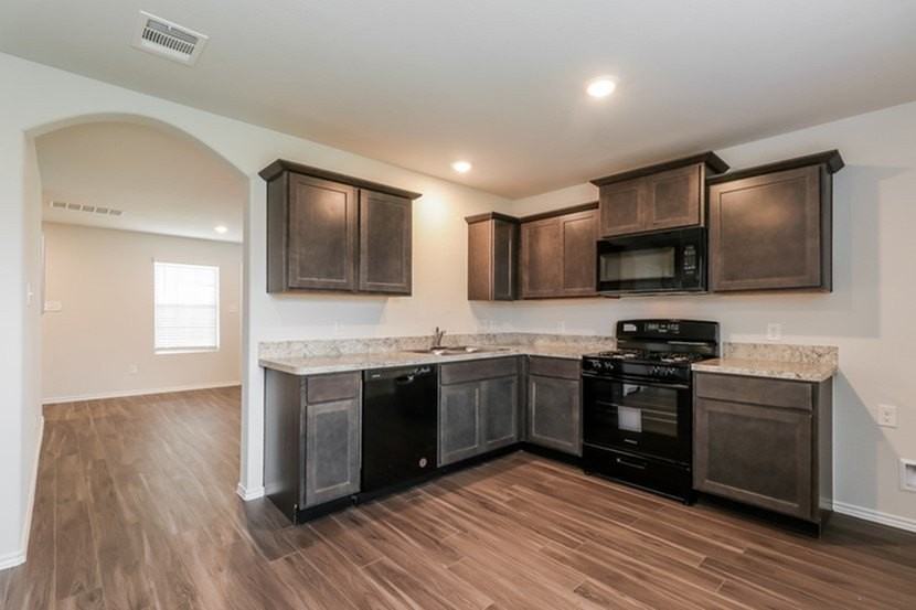 506 Sussex Dr - Photo 4 of 16