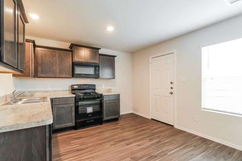 506 Sussex Dr - Photo 5 of 16