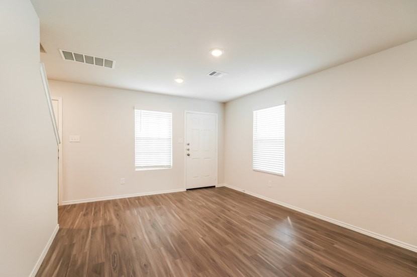 506 Sussex Dr - Photo 6 of 16