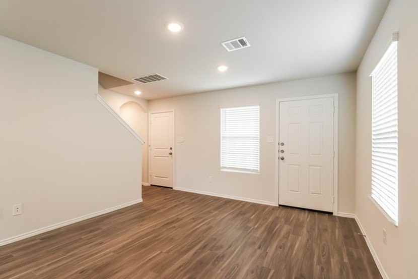 506 Sussex Dr - Photo 7 of 16