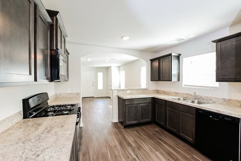 435 Thompson Pl - Photo 3 of 14