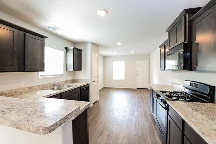 435 Thompson Pl - Photo 4 of 14
