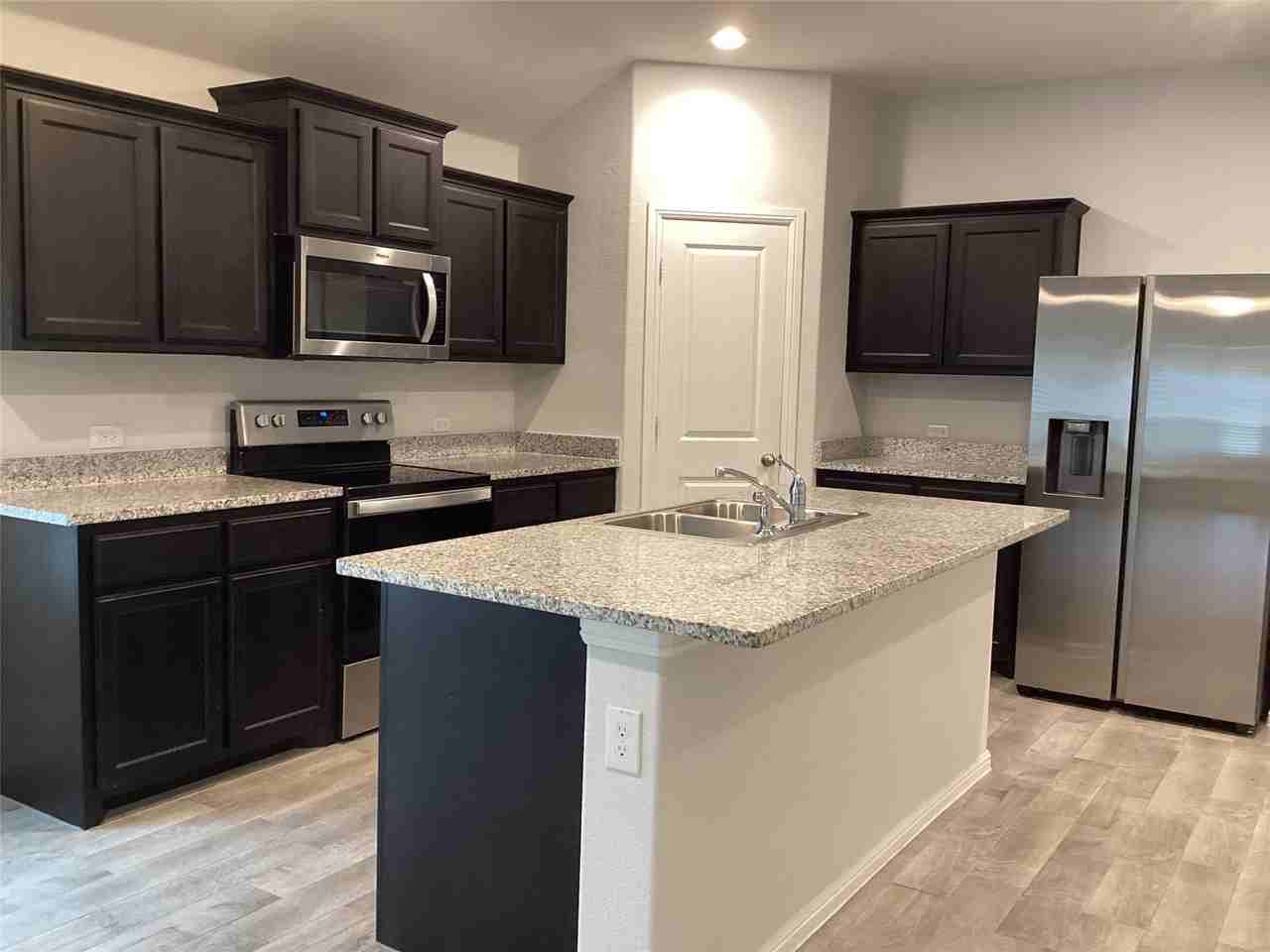 9104 Herringbone Dr - Photo 4 of 18