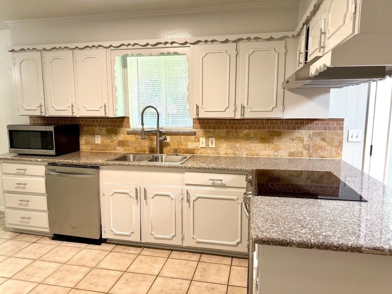 1212 Linden Dr - Photo 6 of 18