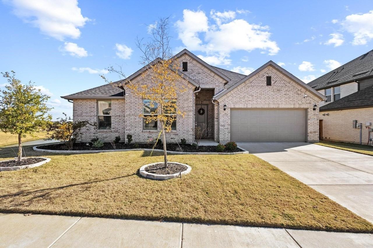 1724 Emmanuel Ln - Photo 2 of 35