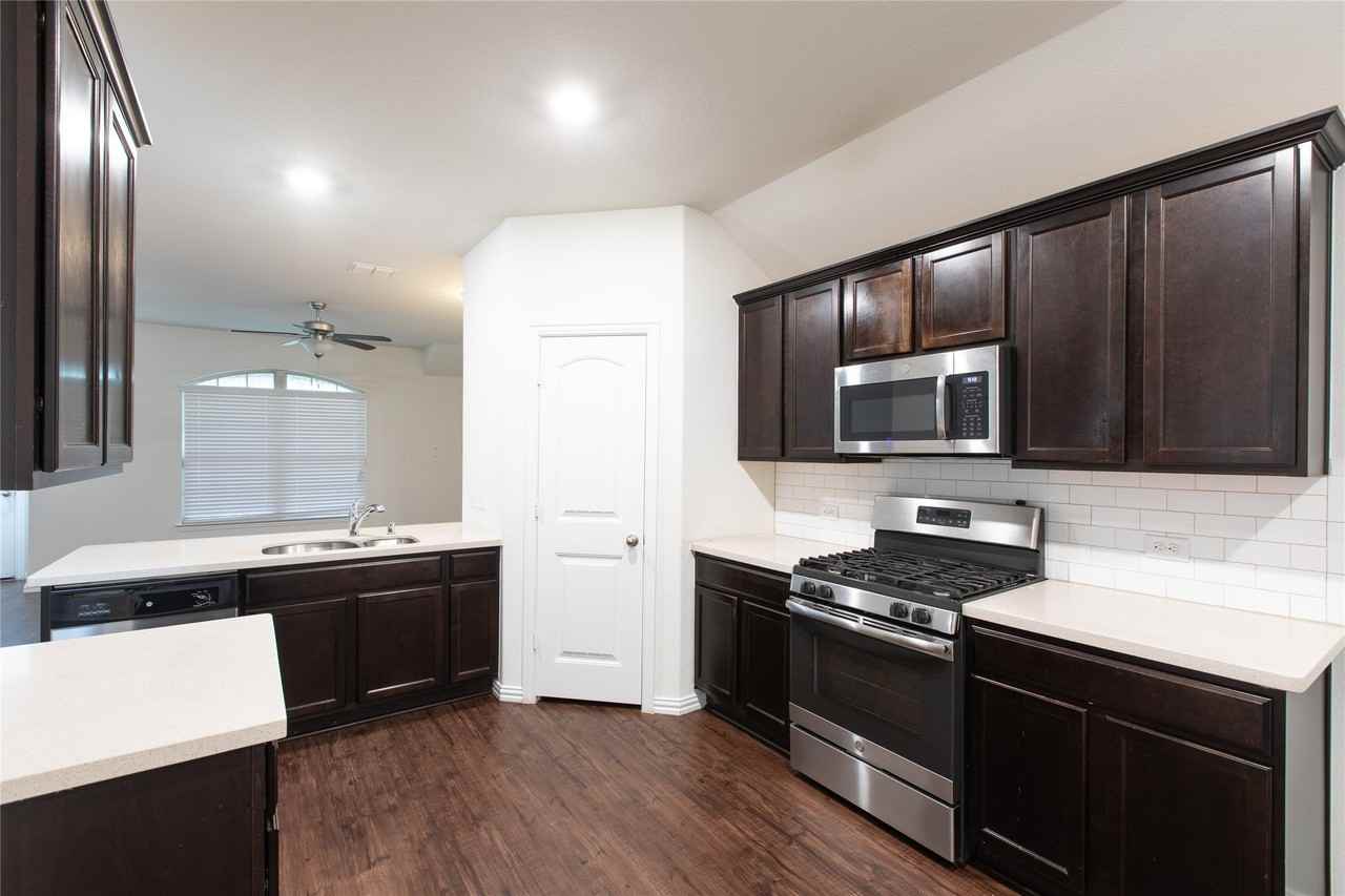905 Silverbell St - Photo 2 of 23