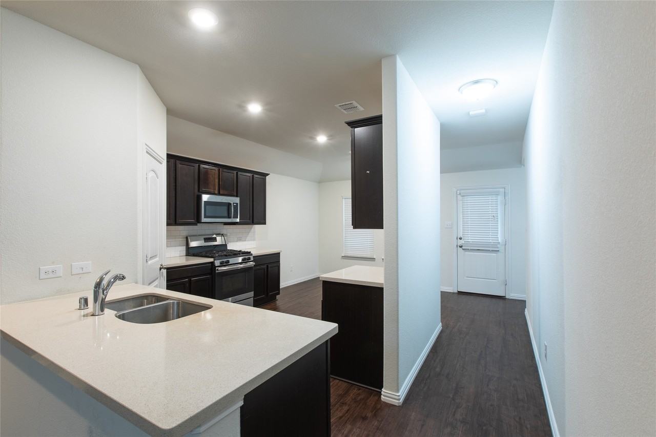 905 Silverbell St - Photo 3 of 23