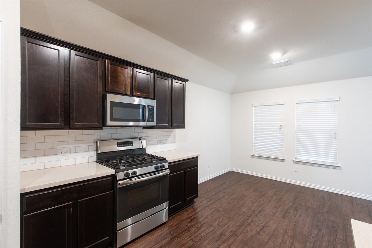 905 Silverbell St - Photo 4 of 23