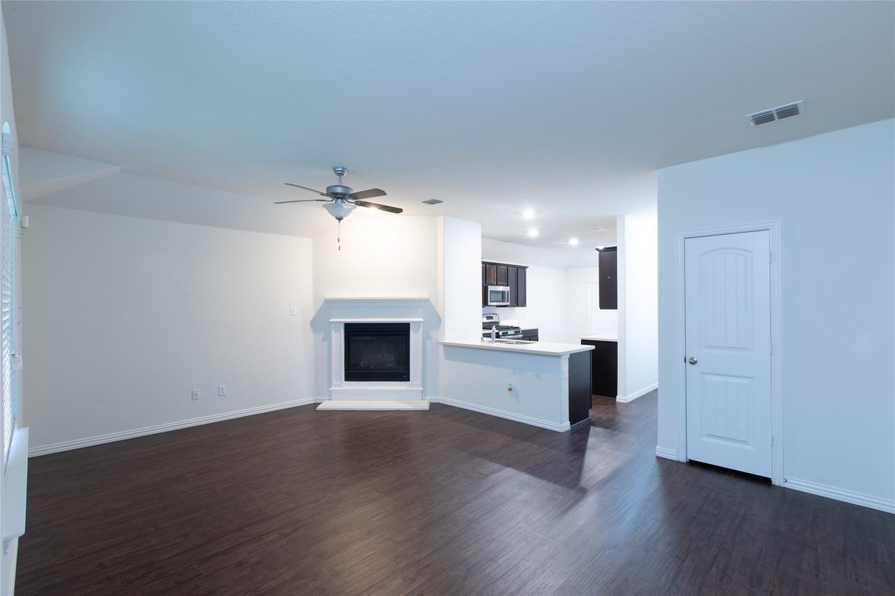 905 Silverbell St - Photo 5 of 23