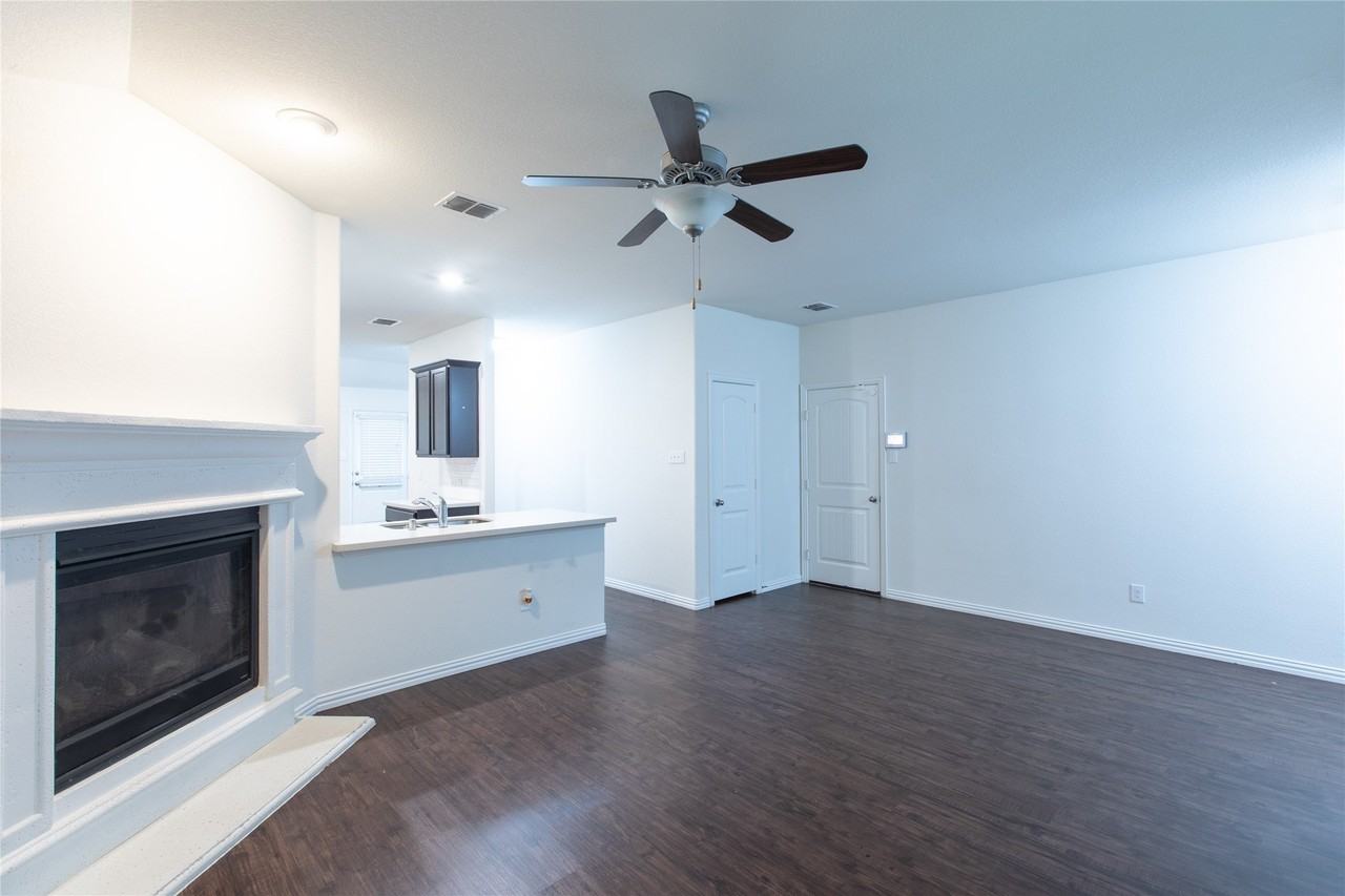 905 Silverbell St - Photo 6 of 23