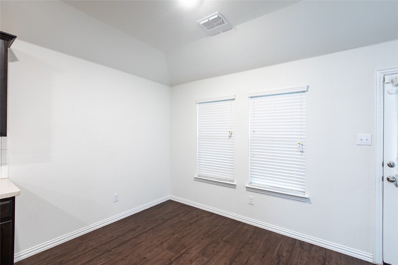905 Silverbell St - Photo 7 of 23