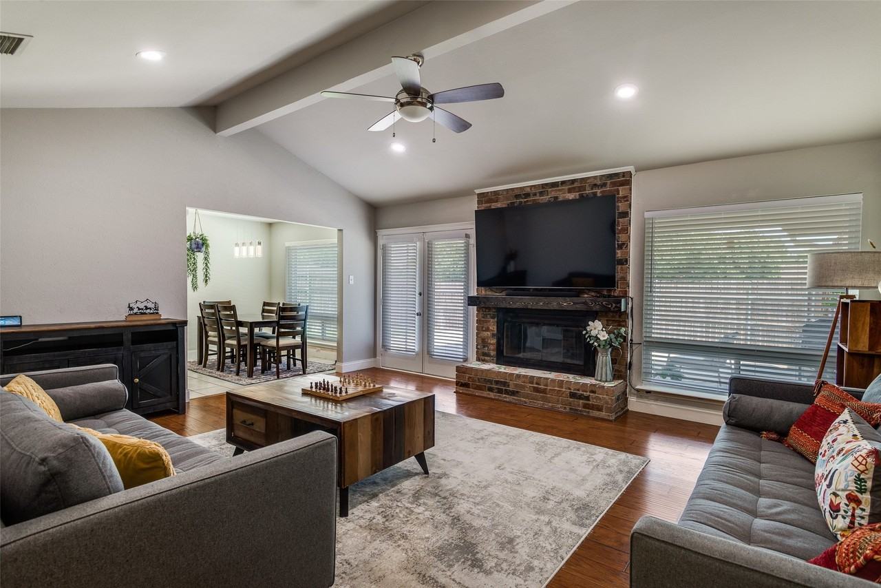 106 Creekside Ln - Photo 2 of 12