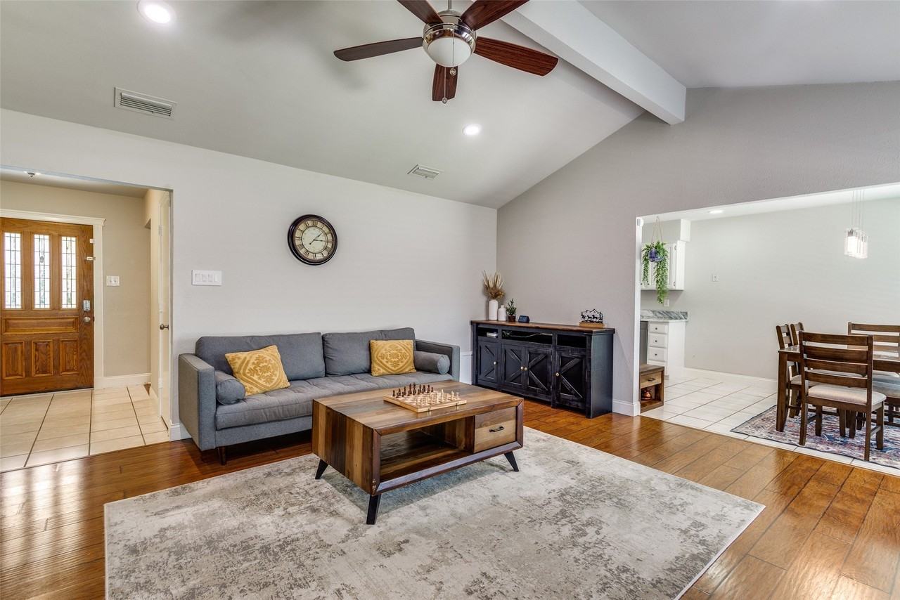 106 Creekside Ln - Photo 3 of 12