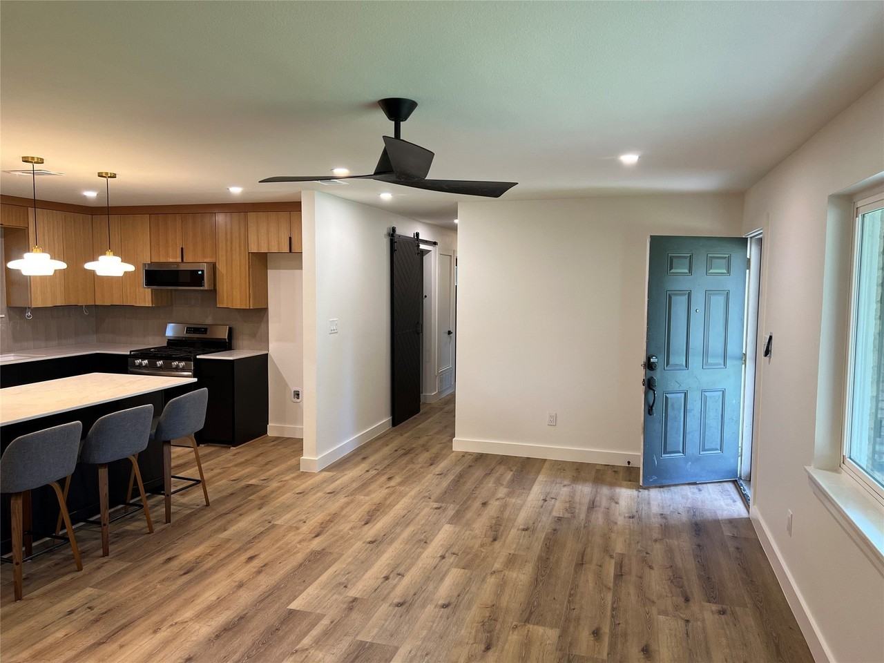 607 Cain St - Photo 4 of 25