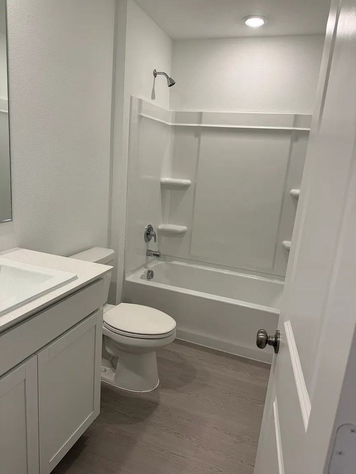 6410 Glade St - Photo 5 of 8