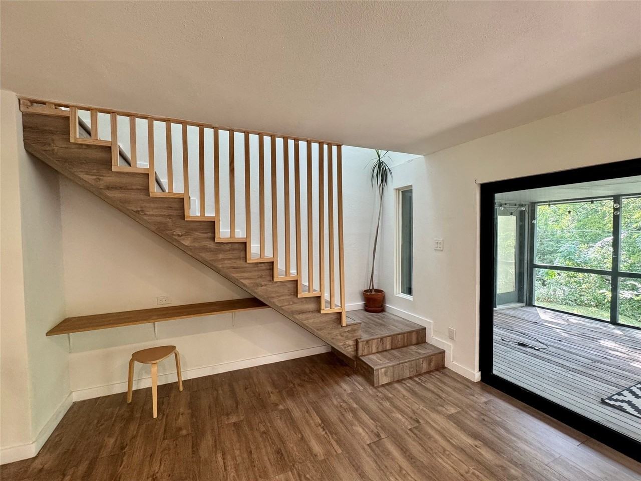 211 Mill Creek Dr - Photo 2 of 34
